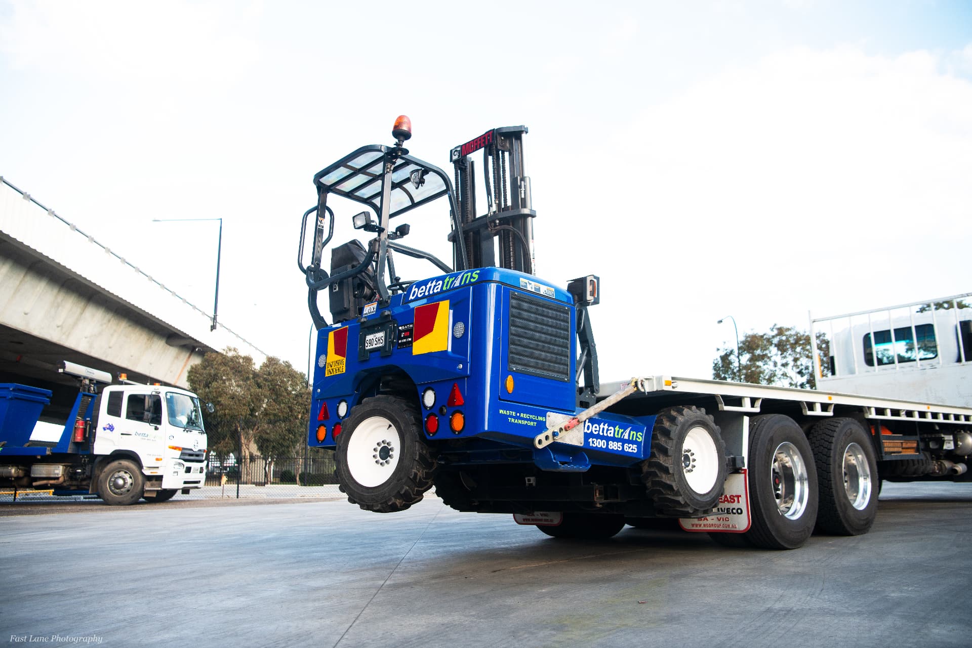 Bettatrans traytop truck with Moffett forklift